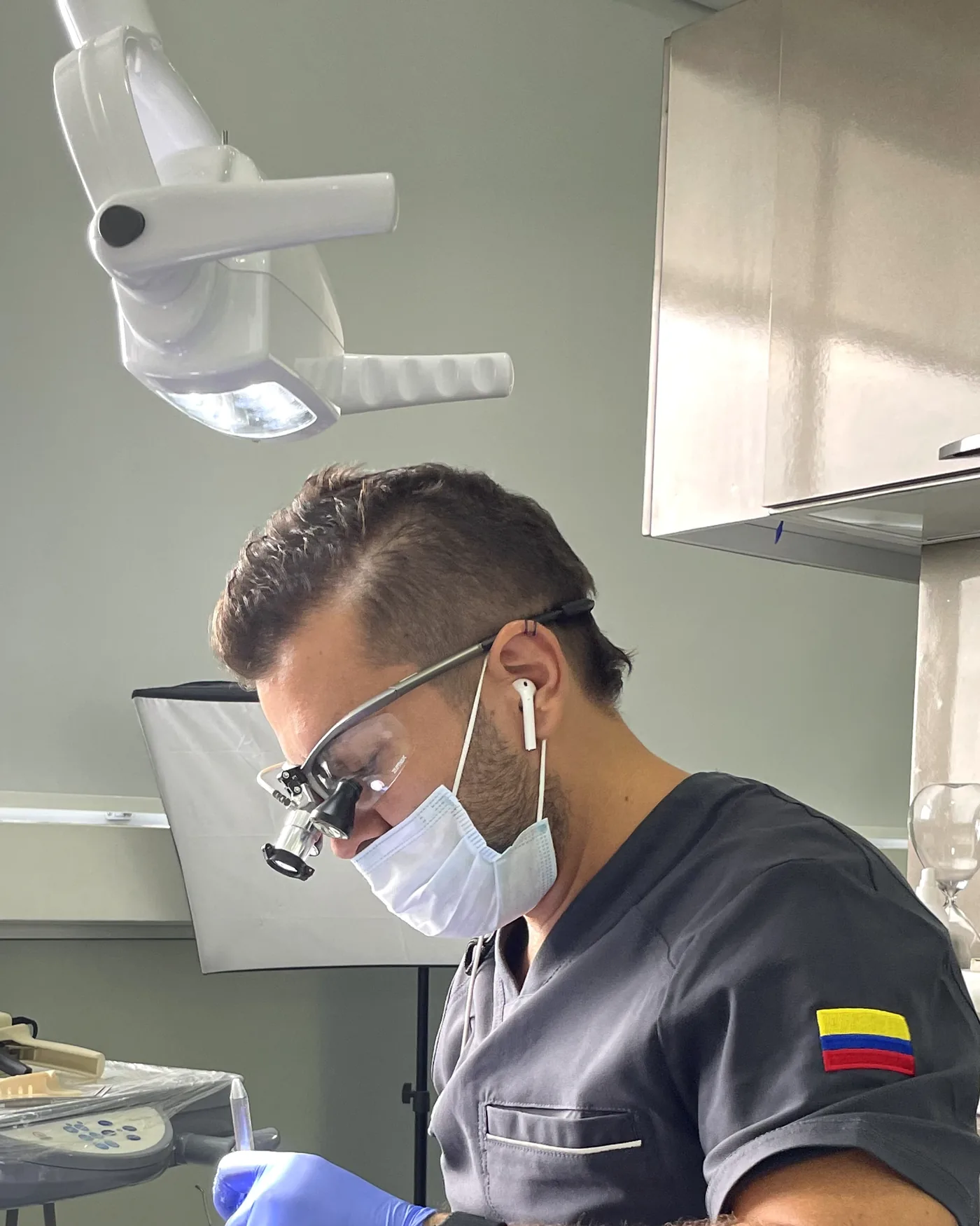 El Dr. Juan Camilo Valderrama trabajando con lupas de magnificación