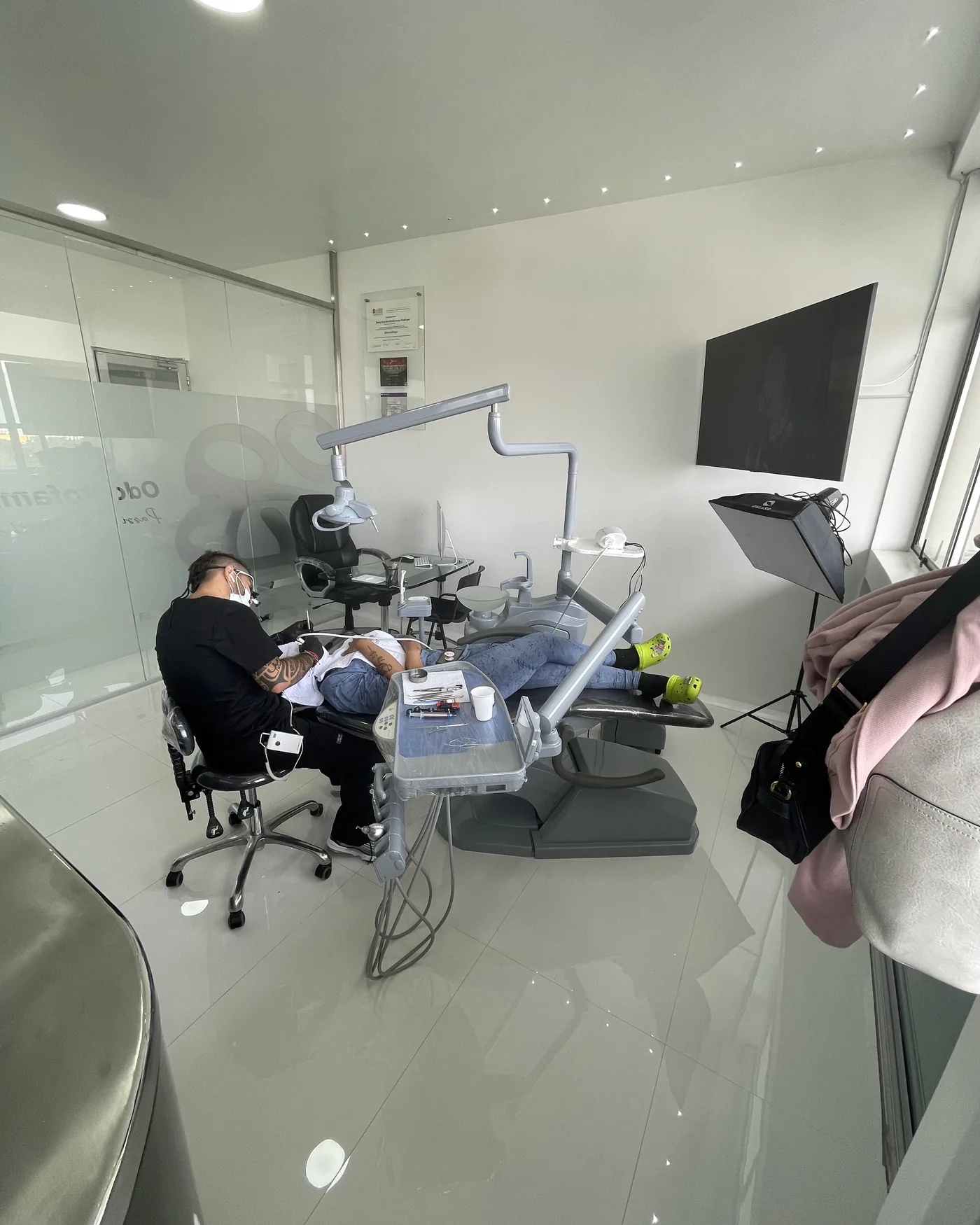 Sala de atención con iluminación para fotografía clínica